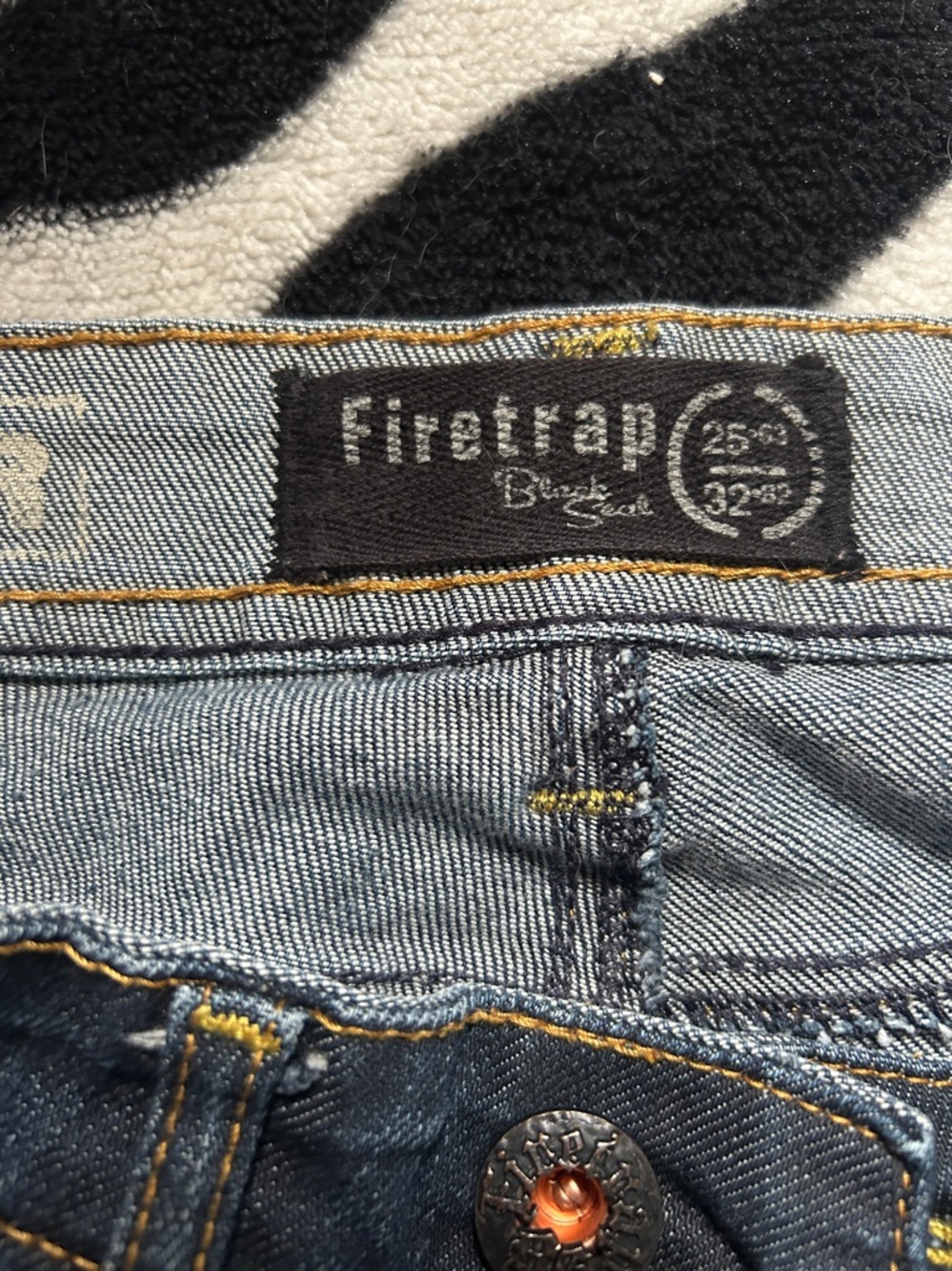 Women's 25’ Dark Blue Flared Jeans - Picture 3 of 4